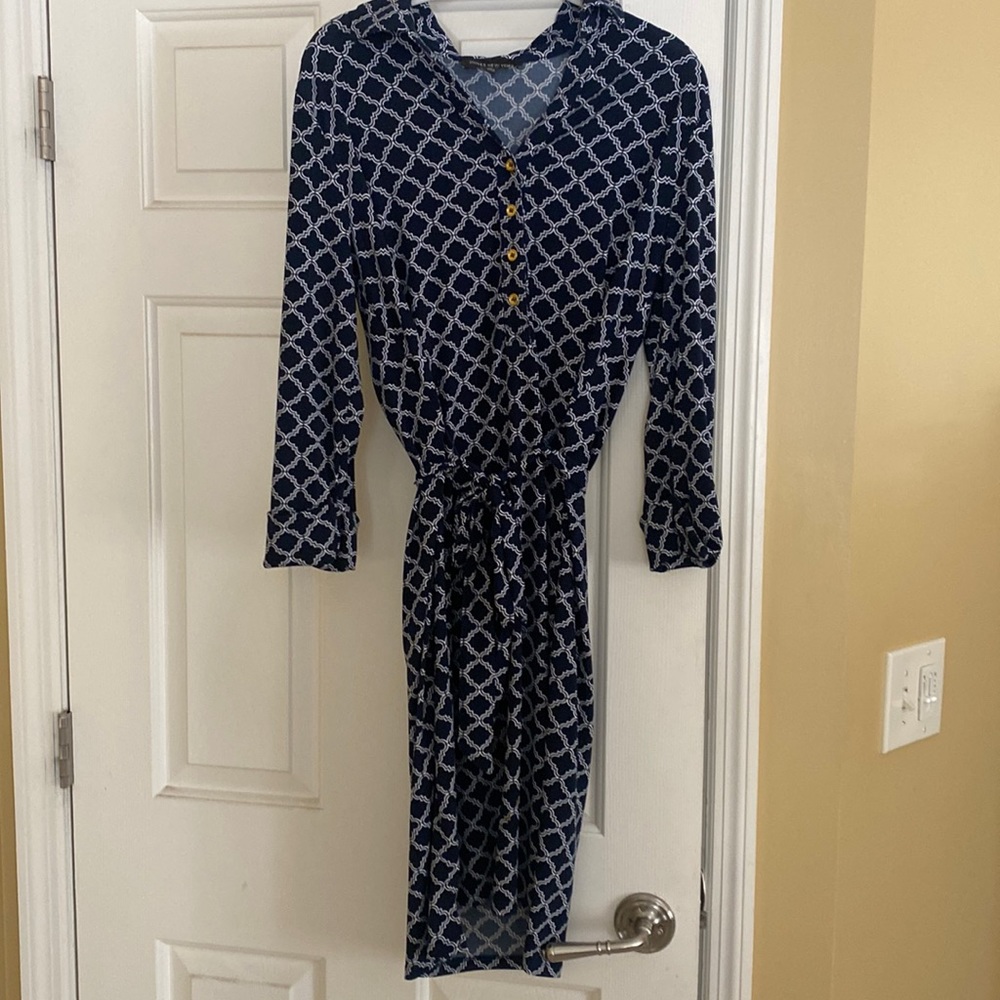 Great summer/fall dress. Collared v-neck dress with  gold buttons.